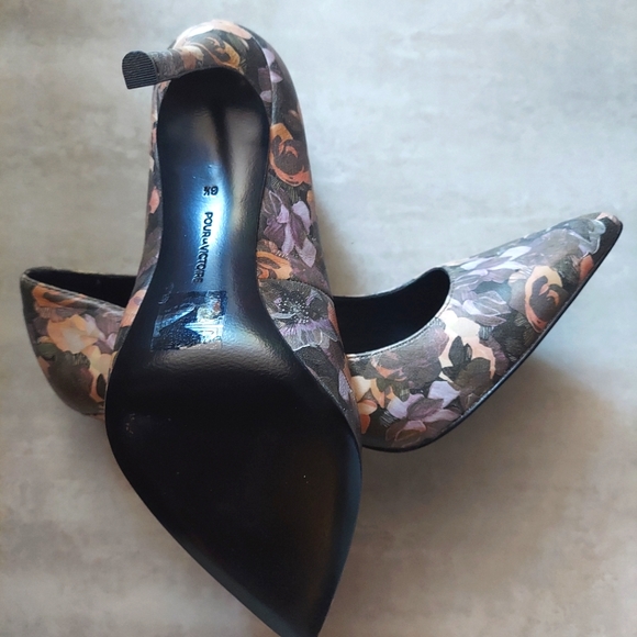 8.5 Pour LaVictoire Floral Pump - Picture 5 of 8
